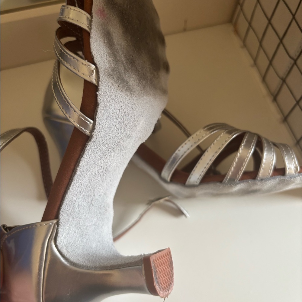 Elegant Silver Strappy Sandals - Picture 4 of 6